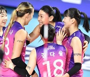 '옐레나·김연경 39점 합작' 흥국생명, 만원 관중 앞 IBK 3-0 완파