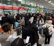 "난 언제 가나".. 제주공항 운항 재개에도 대기표 없어  '발동동'