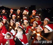 산동네 울려 퍼지는 “고요한 밤, 거룩한 밤”