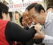 대형마트 휴업 첫발 뗀 ‘보수’ 이명박...“전통시장은 내 마음의 고향” [대통령의 연설]