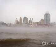 북미, 겨울폭풍 대란에 사망자 속출… “제발 집에 머물러 달라”