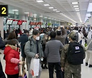 제주공항 운항 속속 재개…발 묶인 관광객들 대기줄 ‘북적’