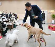 간식 주는 윤석열 대통령