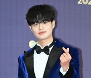 에이비식스 이대휘, '연말 시상식 블루 하트' [사진]