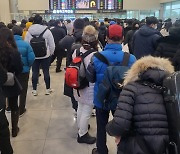 제주공항 운항 재개 탈출 러시…창구마다 표 구하기 행렬 '북새통'