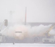 美 크리스마스 연휴 항공기 취소 대란…사흘간 9400편 결항