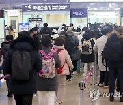 운항 재개된 제주공항 북적