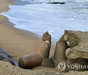 너울성 파도에 깎여 나간 백사장