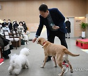 '새롬이'와 '써니'에게 간식 주는 윤석열 대통령