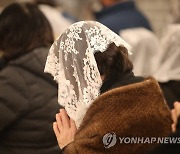 성탄전야 미사 기도하는 신자들