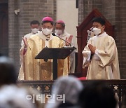 [포토]일상회복 뒤 첫 성탄 미사..."대립 넘어 다름을 인정하자"