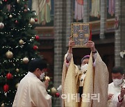 [포토]성탄미사 집전하는 정순택 천주교 대주교