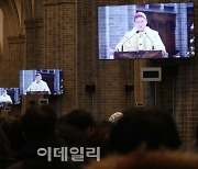 [포토]성탄 대축일 낮미사 집전하는 정순택 천주교 서울대교구장 대주교