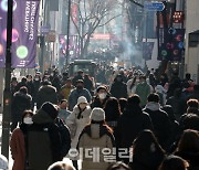 [포토]거리두기 없는 성탄절, 인파로 북적이는 명동거리