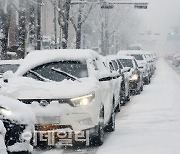 기록적 폭설에 성탄절 연휴 전국서 피해 속출…제주 항공편 차질