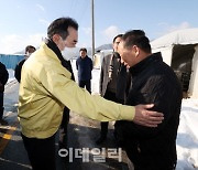 [포토] 피해 농업인 위로하는 이성희 농협회장