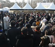 한파에도 이태원 희생자 추모 위해 모인 시민들