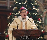 주님 성탄 대축일 낮미사 강론하는 정순택 대주교