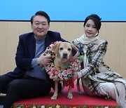 Retired guide dog finds new home with president on Christmas