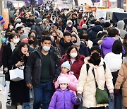 3년 만에 관광객 돌아온 명동 … ‘북적 북적’