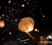 밤하늘에 날리는 크리스마스 풍등