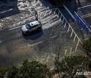 상수도관 파열로 도로에 가득찬 물