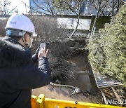 상수도관 파열 현장에서 누수 의심 현장 확인하는 관계자