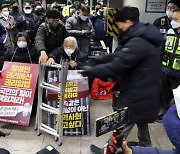 전장연, 내달 지하철 시위 재개 선언 “‘휴전’은 끝났다”