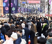 거리두기 해제 후 첫 크리스마스, 명동은 인산인해