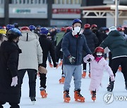 아빠 손 꼭 잡고