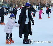 아빠 손 꼭 잡고