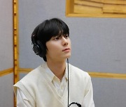 황민현, 완벽한 왕자님 비주얼…오똑 콧날에 '심쿵'