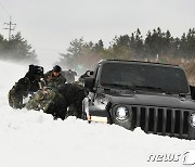 폭설로 통행제한 지리산 성삼재 인근서 일가족 차량 조난…무사 구조