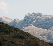 폭설로 지리산서 일가족 탄 차량 조난… 전원 구조