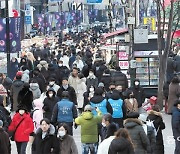 한파에도 40m 대기 줄… 성탄절 번화가 ‘3년만의 활기’