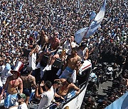 [474호] photo news | 메시, 4전 5기 끝에 진정한 ‘축구의 神’ 등극 아르헨 36년 만의 월드컵 우승, 경제난 국민 위로