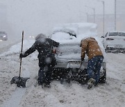 서로 ‘누칼협’ 날리는 세상, 그래서 더 기적 같은 따스함