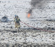 [3보] K-1 경공격기 횡성 묵계리 밭에 추락...조종사 2명 무사 탈출