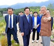 이재명, 문재인 전 대통령 만난다… 與 "도피 말고 檢 소환 응하라"