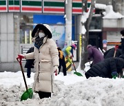 '폭설 통행제한' 지리산 성삼재 도로서 차량 조난…가족 4명 구조