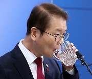 물 마시는 이정식 고용노동부 장관