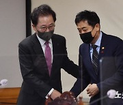 대화 나누는 김주현 금융위원장-강석훈 한국산업은행장