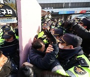 민주당사 ‘기습 점거농성’ 민주노총 2명, 체포돼 연행