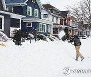 진입로 제설작업 하는 美 버펄로 시민들