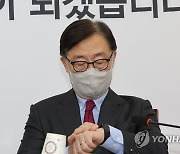 시계보는 최재형 혁신위원장