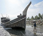 로힝야 족의 목선 끄는 인니 주민