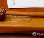 "딸 성폭력 피해 덮었다" 文 방문길 시위 중 경찰 폭행女, 무죄 확정