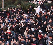 해맞이 명소 울산 간절곶.. 13만명 인파 운집 비상