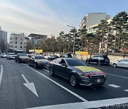 법원 금지기준 10m 바로 뒤…계속되는 은마 재건축추진위 시위