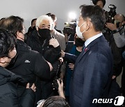 "신현영 하나 물고 늘어지나" 유가족 항의에 이태원 국조특위 정회